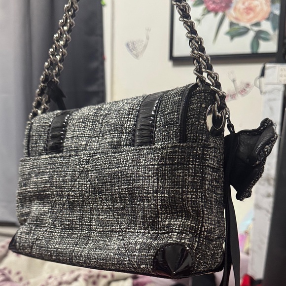 Brighton Tweed black patent leather floral shoulder bag. - Picture 7 of 13